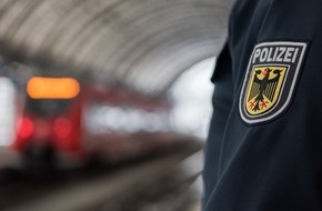 Bundespolizeiinspektion Bad Bentheim: BPOL-BadBentheim: Lebensgefährliche Kurzschlusshandlung / 17-Jähriger klammert sich an abfahrenden Zug