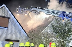 Kreisfeuerwehrverband Segeberg: FW-SE: Feuer breitet sich schnell aus - zwei Einfamilienh&auml;user betroffen