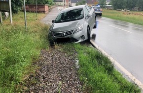 Polizeidirektion Landau: POL-PDLD: Fahrer übersieht Loch am Fahrbahnrand