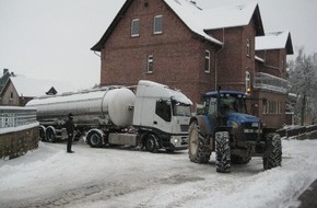 Polizeiinspektion Hameln-Pyrmont/Holzminden: POL-HOL: Schneeverhältnisse erfordern zwingend Winterreifen: Mehrere LKW liegen geblieben - Polizei mahnt Winterbereifung an -