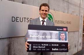 Deutsche Bahn AG: Fußball-Nationalmannschaft mit BahnCard 100 im Portemonnaie / Team-Manager Oliver Bierhoff: ÂDFB-Auswahl und Bahn bekennen sich aktiv zum Green Goal(TM) Umweltkonzept der FIFA WM 2006(TM)"