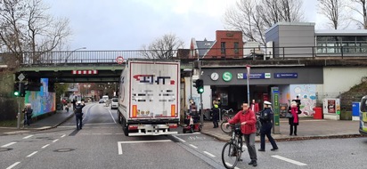 Bundespolizeiinspektion Hamburg: BPOL-HH: Brückenanfahrschaden: Durchfahrtshöhe einer Hamburger S-Bahnbrücke nicht beachtet-