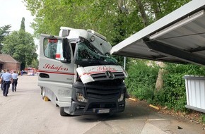 Feuerwehr Essen: FW-E: 40-Tonner rollt in offenen Fahrradunterstand, das Dach dringt ins Führerhaus ein