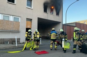 Feuerwehr Essen: FW-E: Erneut Feuer in leerstehendem Geb&auml;ude - Ein Raum ausgebrannt, eine Person gerettet