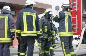 Feuerwehr der Stadt Arnsberg: FW-AR: Arnsberger Feuerwehr rettet vier Personen aus brennender Wohnung