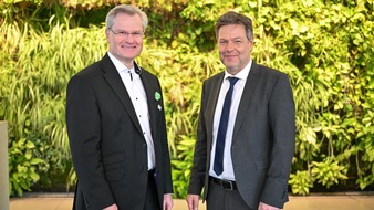 Werner & Mertz GmbH: Vizekanzler Robert Habeck gemeinsam mit rheinland-pfälzischen Spitzenpolitikerinnen zu Besuch bei Werner & Mertz
