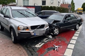 Kreispolizeibeh&ouml;rde H&ouml;xter: POL-HX: Abbiegevorgang endet mit drei besch&auml;digten Fahrzeugen