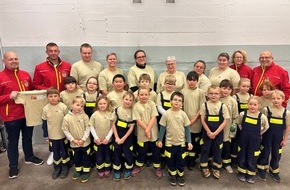Feuerwehr Helmstedt: FW Helmstedt: Neue T-Shirts für die Kinderfeuerwehr Helmstedt!