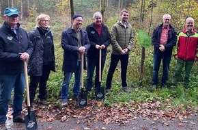 Becher GmbH & Co. KG: Holzgroßhändler Becher pflanzt 4050 Bäume in den Gemeinden Tholey und Lindlar