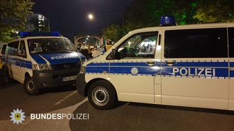 Bundespolizeidirektion München: Bundespolizeidirektion München: Kritische Situation an der Hackerbrücke gemeistert / Deutsche Bahn Sicherheit und Bundespolizei leiten Wiesn-Heimfahrer um