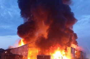 Feuerwehr Kaarst: FW-NE: Lagerhallenbrand in voller Ausdehnung