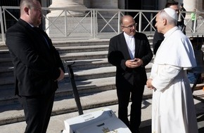 Swardman GmbH: Swardman übergab dem Papst einen Electra 2.0