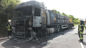 Feuerwehr Haan: FW-HAAN: Mit Holz beladener Sattelzug brennt auf der A 46