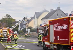 FW Rösrath: Dachstuhlbrand in Mehrfamilienhaus