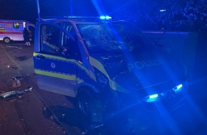 Polizeipräsidium Südhessen: POL-DA: Rüsselsheim: Streifenwagen während Einsatzfahrt verunfallt