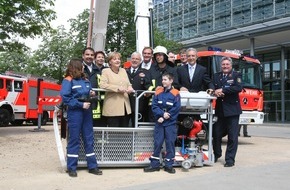 Deutscher Feuerwehrverband e. V. (DFV): Angela Merkel gegen Sparmaßnahmen bei Feuerwehr / Bundeskanzlerin redete vor Delegierten des 28. Deutschen Feuerwehrtages