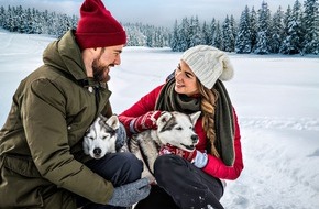 Jochen Schweizer GmbH: Jede 4. Frau wünscht sich ein Geschenk zum Valentinstag/ Valentinstag-Tipps: Zeit zu zweit hält länger als Pralinen oder Blumen