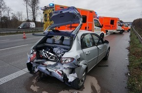 Feuerwehr Ratingen: FW Ratingen: Schwerer Auffahrunfall auf der Autobahn - Vier Personen ins Krankenhaus