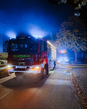 FW-DT: Zimmerbrand - 18 Personen rettungsdienstlich betreut