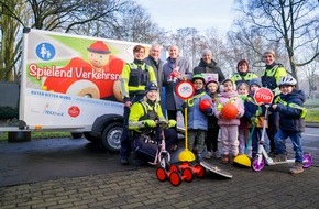 Polizei Gelsenkirchen: POL-GE: Zukünftig mit Dreirad und Laufroller im Einsatz/Verein TEILEn e.V. und Aktion Kinder-Unfallhilfe e.V. übergeben "Roter Ritter-Mobil" an die Polizei Gelsenkirchen