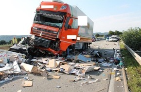 Polizeipräsidium Koblenz: POL-PPKO: Tödliche Urlaubsfahrt - Wohnwagengespann auf der Autobahn bei Koblenz von LKW zerquetscht