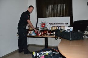 Polizeiinspektion Hameln-Pyrmont/Holzminden: POL-HOL: "Spezialisiert" auf hochwertige Spirituosen, Parfums, Bekleidungs- und Elektroartikel: Gewerbsmäßige Ladendiebe dingfest gemacht - Waren im Wert von ca. 5.000,-- EUR sichergestellt -