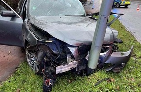 Polizei Duisburg: POL-DU: Marxloh: BMW kommt von Stra&szlig;e ab - Ein schwer Verletzter