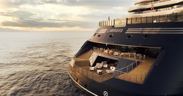 Die neue Superyacht „Luminara“ der The Ritz-Carlton Yacht Collection ankert vor dem The Ritz-Carlton Maldives, Fari Islands
