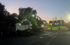 Feuerwehr Gladbeck: FW-GLA: Dachstuhlbrand in Gladbecker Gewerbegebiet