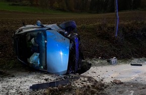 Kreispolizeibehörde Höxter: POL-HX: Polizeistreife entdeckt zufällig Unfallauto auf der K50