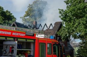 FW-RD: Feuer zerstört Wohnhaus in Nortorf - rund 100 Einsatzkräfte im Einsatz