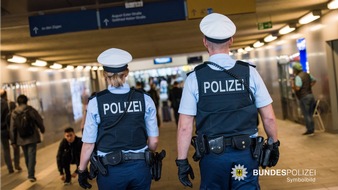 Bundespolizeidirektion M&uuml;nchen: Bundespolizeidirektion M&uuml;nchen: Schwerer Unfall am Bahnhof Pasing / 18-J&auml;hriger ger&auml;t zwischen Zug und Bahnsteigkante