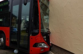 Polizeidirektion Mayen: POL-PDMY: Führerloser Linienbus prallt gegen Hauswand