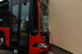 Polizeidirektion Mayen: POL-PDMY: Führerloser Linienbus prallt gegen Hauswand