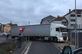 Polizeidirektion Neustadt/Weinstraße: POL-PDNW: LKW wird durch Navi falsch gelotst und blockiert Bahnhübergang