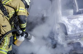 Freiwillige Feuerwehr Menden: FW Menden: Kleinwagen vollständig ausgebrannt