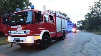 Freiwillige Feuerwehr Celle: FW Celle: Zwei gleichzeitige Einsätze am Sonntagabend - Rauchentwicklung in Wald und aus Gebäude