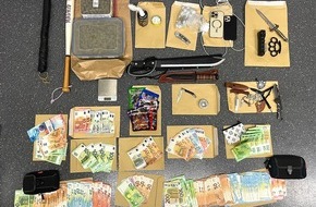Polizei Köln: POL-K: 250813-4-K Drogen am Steuer: Brennpunktteam Kalk greift ein - Ermittlungen führen noch am selben Tag zur Festnahme des mutmaßlichen Dealers - Waffen sichergestellt, Festnahme