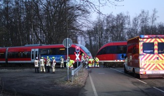 Polizei Aachen: POL-AC: Zusammenstoß mit der Euregiobahn - Radfahrer lebensgefährlich verletzt