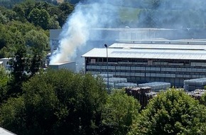 Freiwillige Feuerwehr Menden: FW Menden: Brand in Lagerhalle - Sechs Leichtverletzte