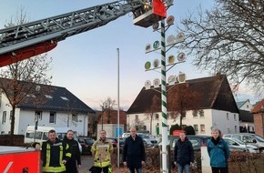 Feuerwehr Altenbeken: FW-PB: Schwaneyer Vereinsbaum erstrahlt in neuem Lichterglanz