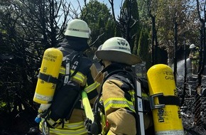 Feuerwehr Gäufelden: FW Gäufelden: Ausgedehnter Heckenbrand mit Wohnwagen in Vollbrand