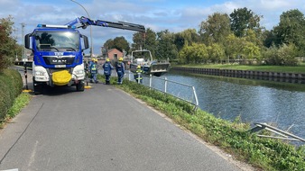FW-KLE: Verkehrsunfall auf der Johanna-Sebus-Straße - Auto von Böschung geborgen