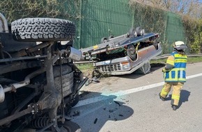 Feuerwehr Bremerhaven: FW Bremerhaven: Gespann mit Oldtimer &uuml;berschl&auml;gt sich auf Autobahn 27