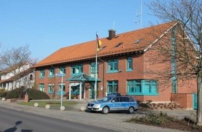 Polizeidirektion Landau: POL-PDLD: Insheim (A65): Fahrzeugführer kollidiert mit Beschilderung und flüchtet