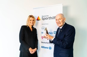 Sporthilfe: Hans Wilhelm Gäb erhält "Goldene Sportpyramide" 2020 aus den Händen von Schwimmlegende Franziska van Almsick