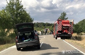Polizeipräsidium Westpfalz: POL-PPWP: Zusammenstoß im Gegenverkehr - drei Verletzte