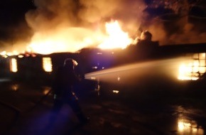 Feuerwehr Bremerhaven: FW Bremerhaven: Lagerhalle brennt