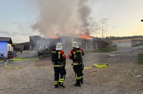 Freiwillige Feuerwehr &Uuml;berlingen: FW &Uuml;berlingen: Gro&szlig;einsatz / Dachstuhlbrand auf Landwirtschaftlichem Anwesen im &Uuml;berlinger Teilort Bambergen auf dem Gut Neuhof / Feuer schnell unter Kontrolle