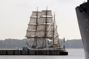 Deutsche Marine - Pressemeldung: Aktuelle Fotos vom Auslaufen der &quot;Gorch Fock&quot;